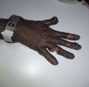 Kapotte roestvrijstalen handschoen die gerepareerd kan worden